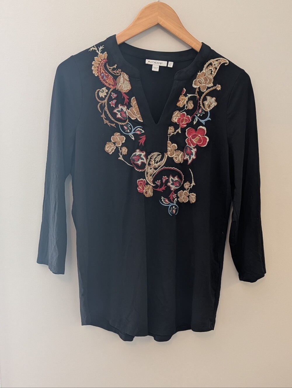 Chico's Sz 1 M Black Floral Embroidered Boho Top 3/4 Sleeve Split V Neck EUC